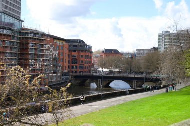 Bristol, İngiltere... 30 Mart 2024, Bristol şehir merkezinde yeşil bir açık alan. Arka planda Aziz Peter Kilisesi