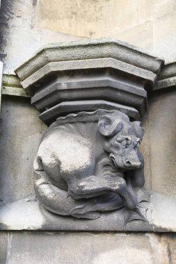 Bristol, İngiltere - 29 Mart 2024: St. Mary Redcliffe kilisesinin girişinde ortaçağ oyulmuş taş ayrıntıları