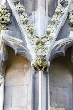 Bristol, İngiltere - 29 Mart 2024: St. Mary Redcliffe kilisesinin girişinde ortaçağ oyulmuş taş ayrıntıları