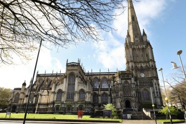 Bristol, İngiltere - 29 Mart 2024: Bristol 'deki St. Mary Redcliffe Kilisesi' nin heybetli cephesi