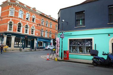 Bristol, İngiltere - 30 Mart 2024: Bristol şehrinin Clifton semtinde gün batımında renkli evleri olan Dar Sokak