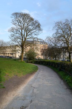 Bristol, İngiltere - 30 Mart 2024: Bristol şehrinin Clifton Park mahallesindeki güzel evler ve bahçeler