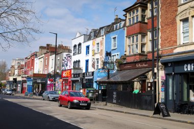 Bristol, İngiltere - 30 Mart 2024: Bristol şehrinin Stokes Croft mahallesindeki renkli ve tipik İngiliz evleri