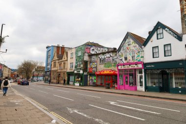 Bristol, İngiltere - 30 Mart 2024: Bristol şehrinin Stokes Croft mahallesindeki renkli ve tipik İngiliz evleri