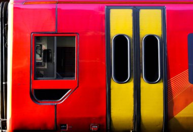 Salisbury, İngiltere - 30 Mart 2024 Salisbury İstasyonu 'nda renkli kırmızı ve sarı tren