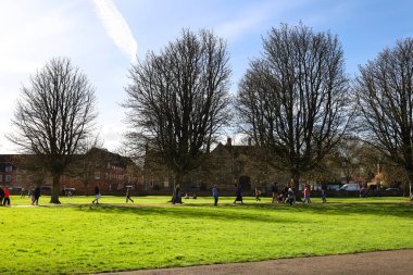 Salisbury, İngiltere - 29 Mart 2024: güneşli bir günde Salisbury Katedrali 'nin yanındaki güzel bahçe