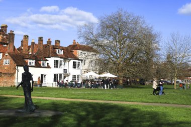 Salisbury, İngiltere - 29 Mart 2024: güneşli bir günde Salisbury Katedrali 'nin yanındaki güzel bahçe