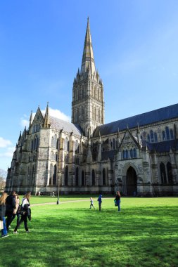 Salisbury, İngiltere - 29 Mart 2024: Güzel Salisbury Katedrali Açık bir bahar gününde