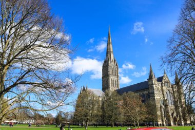 Salisbury, İngiltere - 29 Mart 2024: Güzel Salisbury Katedrali Açık bir bahar gününde