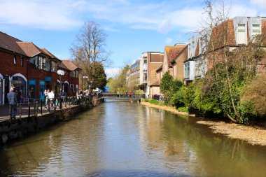 Salisbury, İngiltere - 29 Mart 2024: İngiltere, Salisbury 'deki Avon Nehri