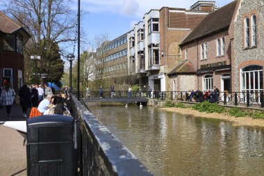 Salisbury, İngiltere - 29 Mart 2024: Salisbury City, İngiltere 'deki Avon Nehri' nin yanındaki rahat kafe bar terasları