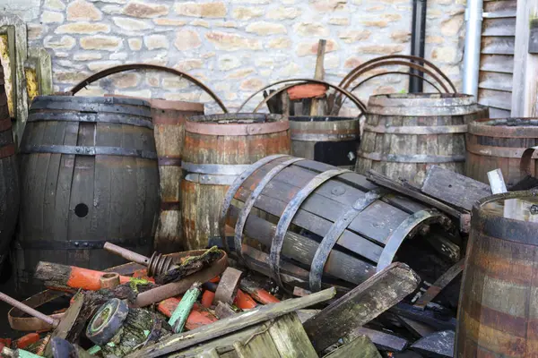 Bristol şehrinin tersanesinde eski ahşap fıçılar, İngiltere