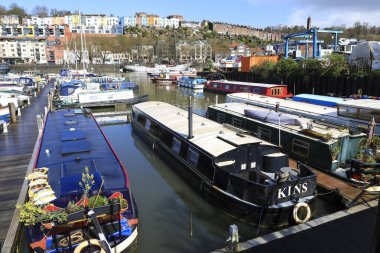 Bristol, İngiltere - 29 Mart 2024 Bristol limanındaki limana demirlemiş tekneler
