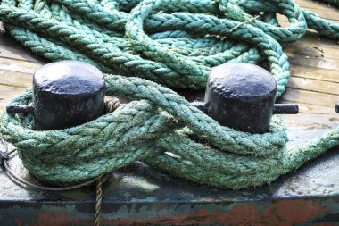 İngiltere 'nin Bristol şehrindeki tersanede eski halatlar ve demirleme direkleri