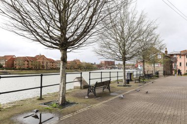 Bristol, İngiltere - 29 Mart 2024: Bristol şehrinde yağmurlu bir günde Liman bölgesinin güzel manzarası