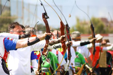 Alicante, İspanya - 8 Nisan 2024: Açık Hava Okçuluk Yarışmasına katılan insanlar