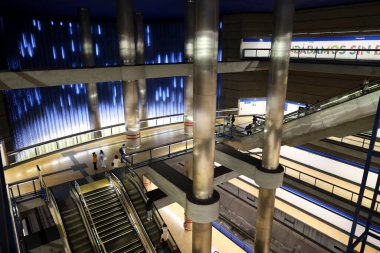 Madrid, İspanya - 8 Nisan 2024: Madrid 'deki Chamartin Tren İstasyonu' nun mimari detayları