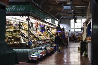 Madrid, İspanya - 8 Nisan 2024: Güneşli bir günde La Latina Mahallesindeki La Cebada Pazarı