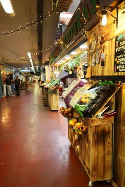 Madrid, İspanya - 8 Nisan 2024: Güneşli bir günde La Latina Mahallesindeki La Cebada Pazarı