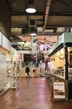 Madrid, İspanya - 8 Nisan 2024: Güneşli bir günde La Latina Mahallesindeki La Cebada Pazarı