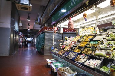 Madrid, İspanya - 8 Nisan 2024: Güneşli bir günde La Latina Mahallesindeki La Cebada Pazarı