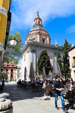Madrid, İspanya - 14 Haziran 2019 Madrid 'in La Latina bölgesinde güneşli bir bahar gününde restoranları ve terasları olan güzel bir meydan..