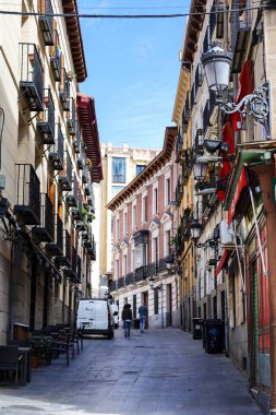 Madrid, İspanya - 14 Haziran 2019 Madrid 'in La Latina mahallesinde güneşli bir bahar gününde güzel evleri olan Dar Sokak.