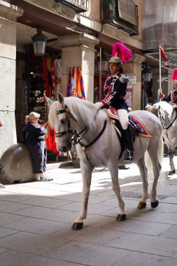 Madrid, İspanya... 8 Nisan 2024 Madrid sokaklarında geleneksel üniformalı kraliyet muhafızları.