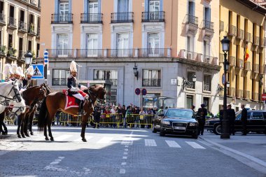 Madrid, İspanya... 8 Nisan 2024 Madrid sokaklarında geleneksel üniformalı kraliyet muhafızları.