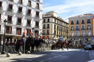 Madrid, İspanya... 8 Nisan 2024 Madrid sokaklarında geleneksel üniformalı kraliyet muhafızları.