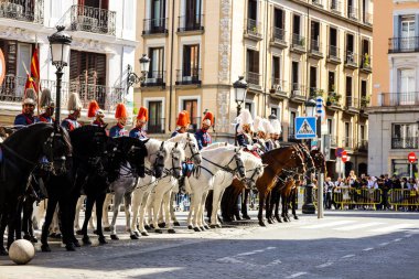 Madrid, İspanya... 8 Nisan 2024 Madrid sokaklarında geleneksel üniformalı kraliyet muhafızları.