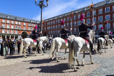 Madrid, İspanya... 8 Nisan 2024 Madrid Plaza Belediye Başkanı Meydanı 'nda geleneksel üniformalı kraliyet muhafızları.