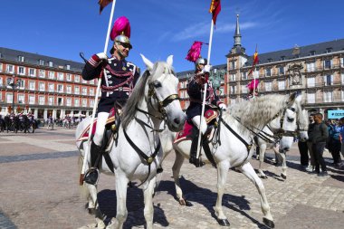 Madrid, İspanya... 8 Nisan 2024 Madrid Plaza Belediye Başkanı Meydanı 'nda geleneksel üniformalı kraliyet muhafızları.