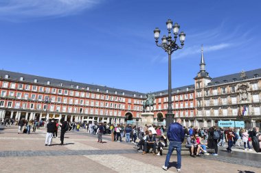 Madrid, İspanya... 8 Nisan 2024 Madrid Plaza Belediye Başkanı Meydanı 'nda geleneksel üniformalı kraliyet muhafızları.