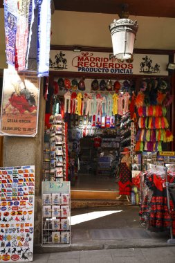 Madrid, İspanya - 8 Nisan 2024 Madrid 'deki tipik İspanyol hediyelik eşya dükkanı