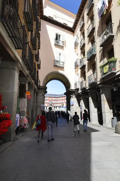 Madrid, İspanya - 7 Nisan 2024: Güneşli bir bahar gününde, arka planda atari salonu ve Plaza Mayor meydanı olan güzel cadde
