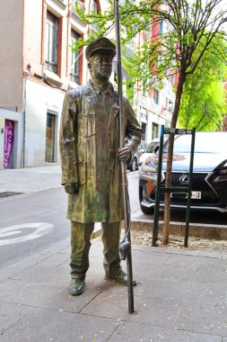 Madrid, İspanya - 8 Nisan 2024: Madrid 'in eski lamba çakmaklarını anımsatan sanatçı Felix Hernando' nun bronz heykeli