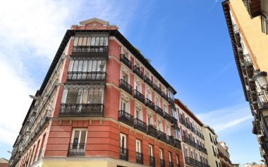 Madrid, İspanya - 7 Nisan 2024 Madrid 'de tarihi binaları olan güzel cadde