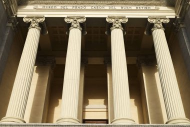 Madrid, İspanya - 8 Nisan 2024 Madrid 'deki Cason del Buen Retiro' nun dış görünüşünün mimari detayları