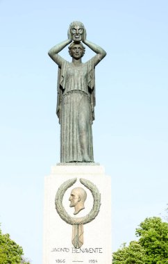 Madrid, İspanya - 8 Nisan 2024: Retiro Park 'taki anıt Jacinto Benavente, yazar ve roman ödülü 1922