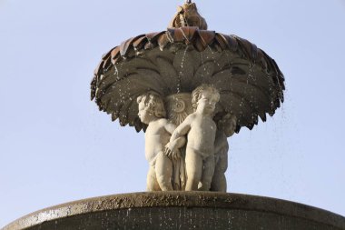 Madrid 'deki El Retiro Parkı' nda Fuente de la Alcachofa adlı barok çeşmesi.