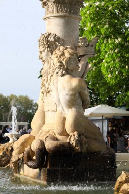 Madrid 'deki El Retiro Parkı' nda Fuente de la Alcachofa adlı barok çeşmesi.