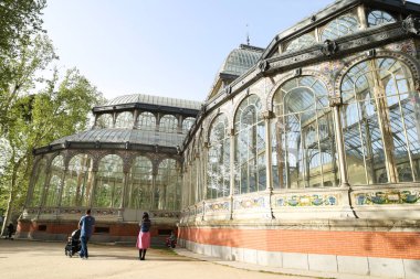 Madrid, İspanya - 8 Nisan 2024: El Retiro Park 'taki Cam Saray, İspanya