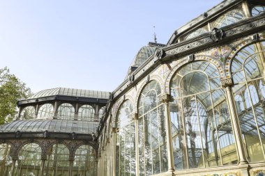 Madrid, İspanya - 8 Nisan 2024: El Retiro Park 'taki Cam Saray, İspanya