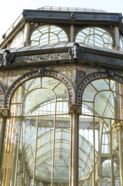 Madrid, İspanya - 8 Nisan 2024: El Retiro Park 'taki Cam Saray, İspanya