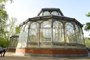 Madrid, İspanya - 8 Nisan 2024: El Retiro Park 'taki Cam Saray, İspanya