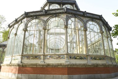 Madrid, İspanya - 8 Nisan 2024: El Retiro Park 'taki Cam Saray, İspanya