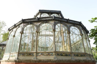 Madrid, İspanya - 8 Nisan 2024: El Retiro Park 'taki Cam Saray, İspanya
