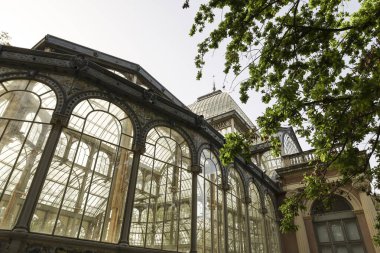 Madrid, İspanya - 8 Nisan 2024: El Retiro Park 'taki Cam Saray, İspanya