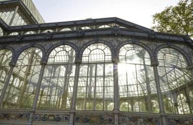 Madrid, İspanya - 8 Nisan 2024: El Retiro Park 'taki Cam Saray, İspanya